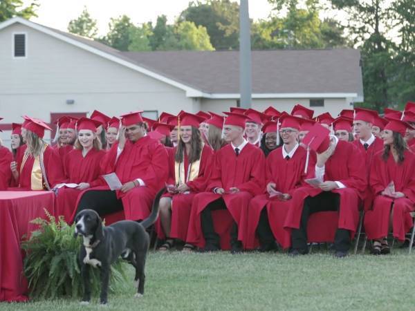 卒業式のスピーチ中、生徒たちが大爆笑！　笑いに包まれた原因は…