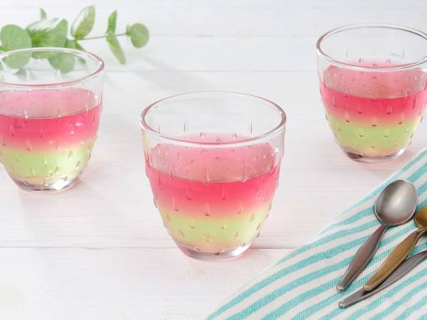 暑さ吹き飛ぶ『すいか色のゼリー』の作り方が、コチラ　「混ぜて固めるだけです」