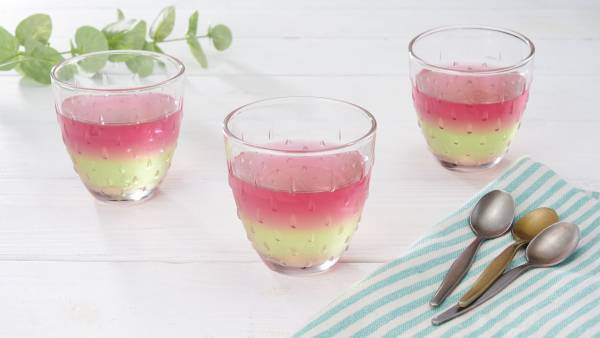 暑さ吹き飛ぶ『すいか色のゼリー』の作り方が、コチラ　「混ぜて固めるだけです」