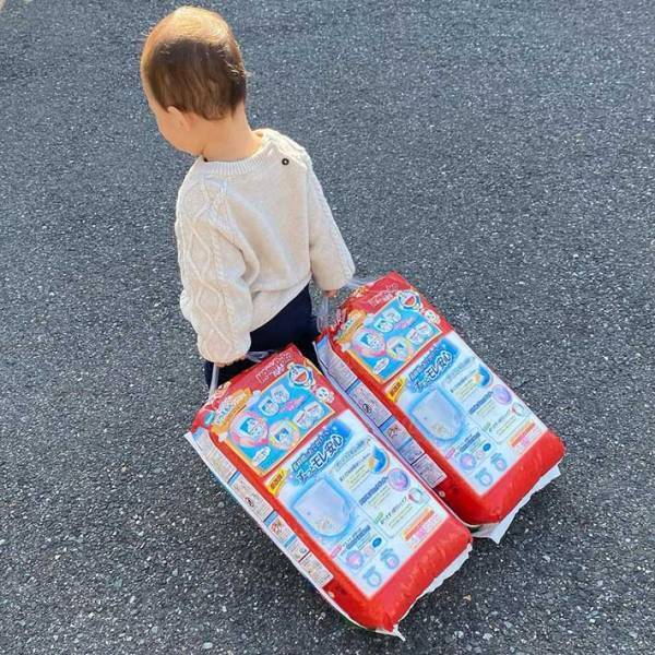 もうすぐ兄になる１歳の男の子　その背中が頼もしすぎる！