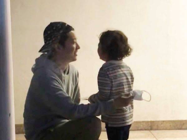 「全パパの見本！」「理想の父親」　グズる息子に父親がとった行動とは…？