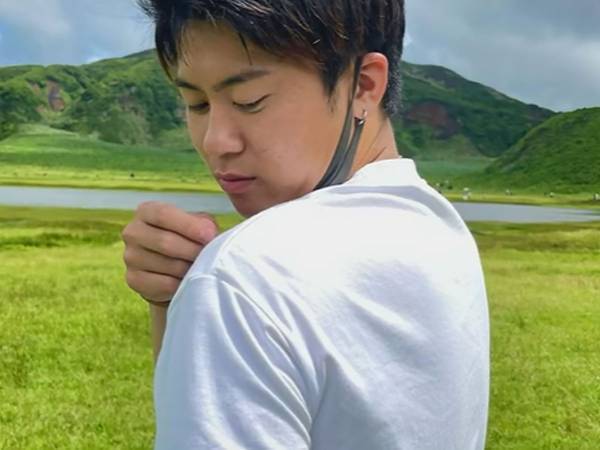 草原でコーヒーを味わっていた男性　『奇跡的な写真』を撮影！