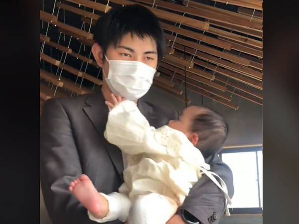 娘の笑顔のためならパパ耐える！　赤ちゃんの『いたずら』に「腹筋に来すぎてしんどい」