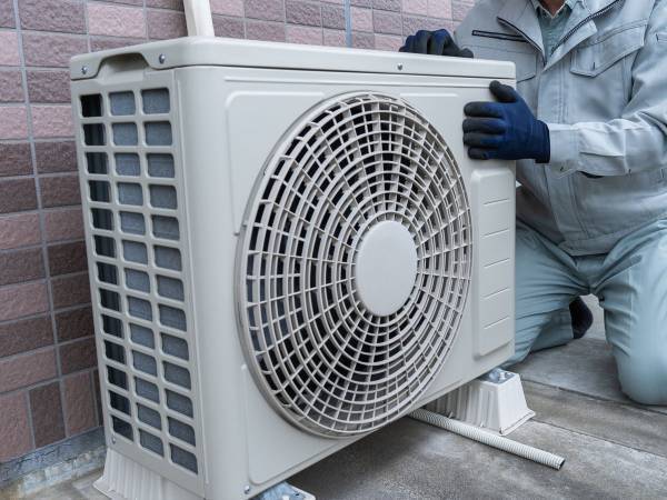 業者以外でも簡単に！　エアコンの効率を上げるなら、室外機の『ある部分』をチェック