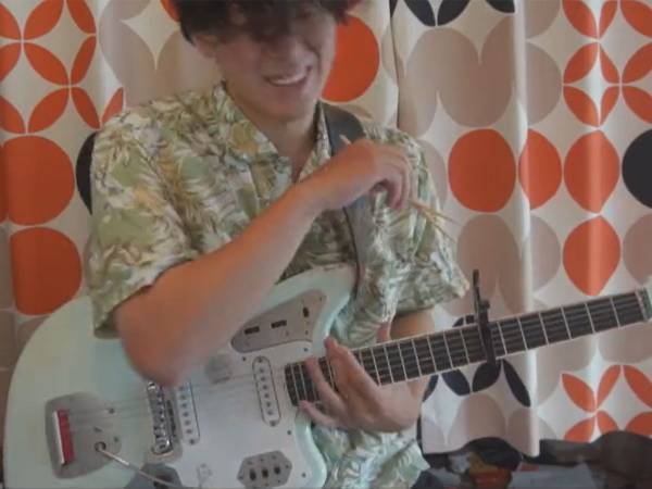 ギターで美しい音色を奏でる男性　手に持っていたのは？　「きれいな音」「すごくかっこいい」