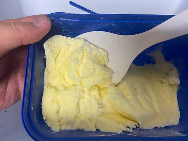 「世紀の発見した」　大容量アイスを食べる時のライフハックに「天才の発想」「目からウロコ！」