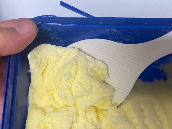 「世紀の発見した」　大容量アイスを食べる時のライフハックに「天才の発想」「目からウロコ！」