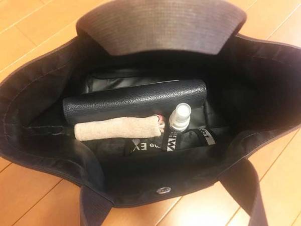 バッグの中からすぐに取り出せる！　エコバッグをコンパクトにたたむ方法