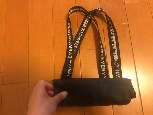バッグの中からすぐに取り出せる！　エコバッグをコンパクトにたたむ方法