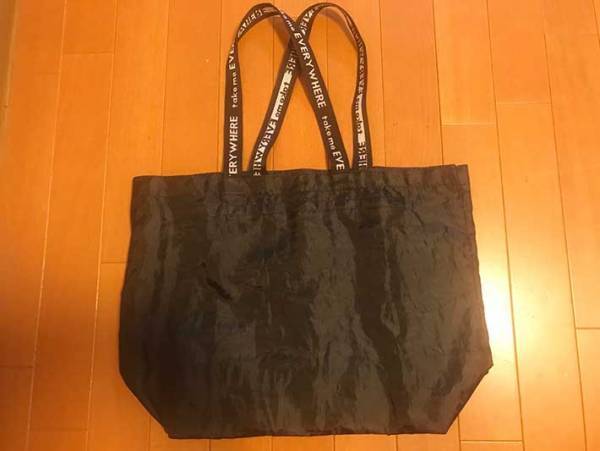 バッグの中からすぐに取り出せる！　エコバッグをコンパクトにたたむ方法