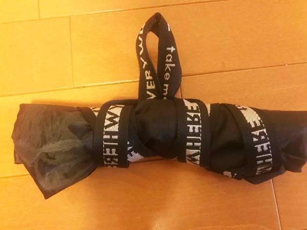 バッグの中からすぐに取り出せる！　エコバッグをコンパクトにたたむ方法