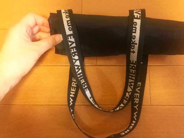 バッグの中からすぐに取り出せる！　エコバッグをコンパクトにたたむ方法