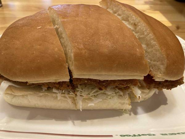 想像以上にスパイシー！　コメダ珈琲店の『コメ醤チキンカツパン』にまんまと胃袋つかまれた