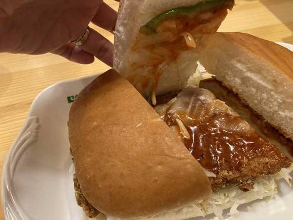 想像以上にスパイシー！　コメダ珈琲店の『コメ醤チキンカツパン』にまんまと胃袋つかまれた