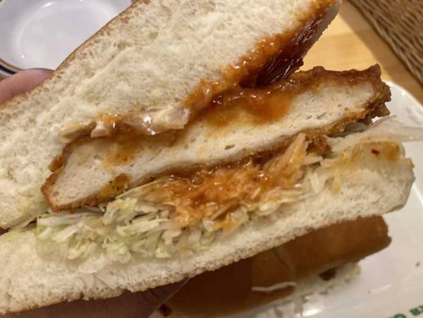 想像以上にスパイシー！　コメダ珈琲店の『コメ醤チキンカツパン』にまんまと胃袋つかまれた