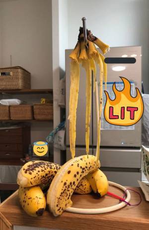 スタンドにかけていたバナナ　熟した光景に「豪快」「完熟してる」