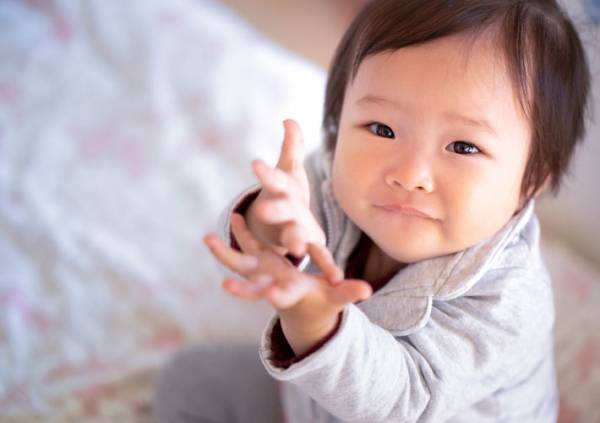 赤ちゃんが「どうぞ」の後に泣く理由は？　専門家の投稿に「なるほど」「かわいすぎ」の声