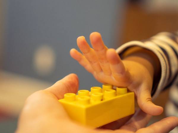 赤ちゃんが「どうぞ」の後に泣く理由は？　専門家の投稿に「なるほど」「かわいすぎ」の声