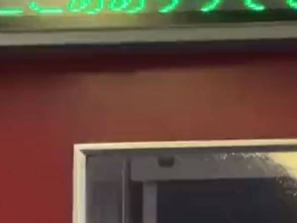 佐賀県内を走行する電車　電光掲示板の文字に「落ち着け！」「爆笑した」