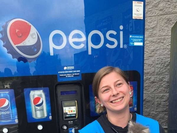 『ペプシ』と名付けて！　自動販売機から出てきた『命』に喜びの声