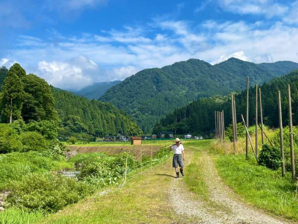 田舎で出会ったおじいさん　写真のモデルをお願いした結果に「ノリノリだ」