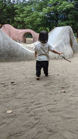 木の棒で遊んでいた２歳　「別の遊びをしよう」と切り替えた瞬間がこちら！