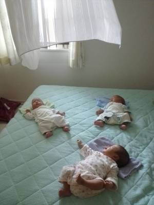 カーテンを目で追っちゃう…　三つ子の写真に「幸せで平和な空間」「心地よさそう」