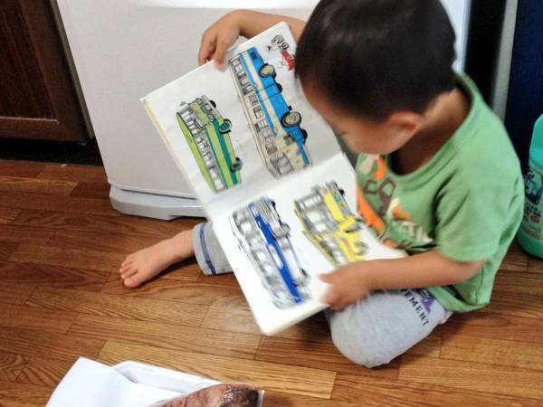 絵本の読み聞かせをする長男　写真を引きで見ると…まさかの『相手』に「かわいすぎる」