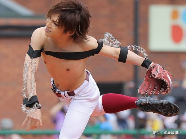 腕に装着しているのは？　鬼龍院翔の始球式に「いつも想像の斜め上」