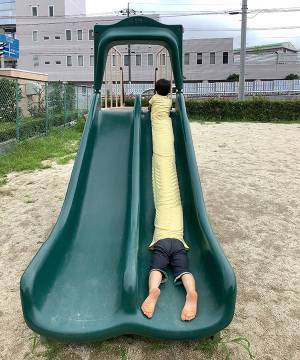 公園で遊ぶ子供を撮影したら、衝撃的な１枚に　「怖いけど吹いた」「絶対強い」
