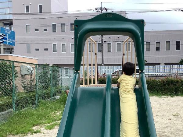 公園で遊ぶ子供を撮影したら、衝撃的な１枚に　「怖いけど吹いた」「絶対強い」