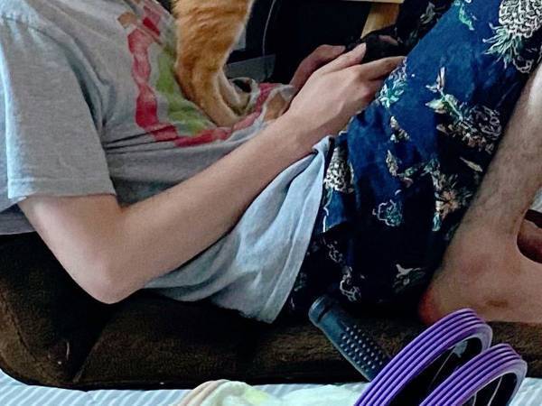 自宅でゲームをする夫の目の前に？　シュールな光景に「ほほ笑ましい！」