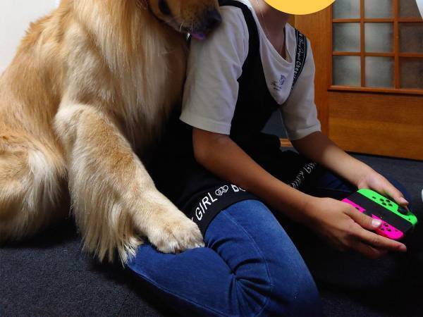 ゲームで遊ぶ姪に、背後から圧をかける姿に「やばいストーカーみたいなってる」