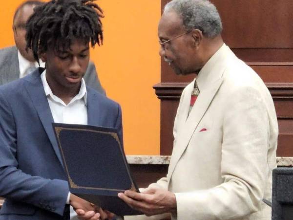 夜中に川に飛び込んだ１６歳の青年　理由に称賛の嵐　「勇敢なヒーローだ」