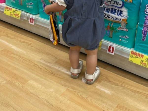 「待って、まだ早い」　１歳児の父親が投稿した『買い物中の写真』に「笑った」「だいぶおませさん」の声