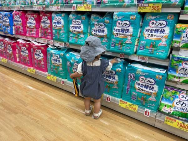 「待って、まだ早い」　１歳児の父親が投稿した『買い物中の写真』に「笑った」「だいぶおませさん」の声