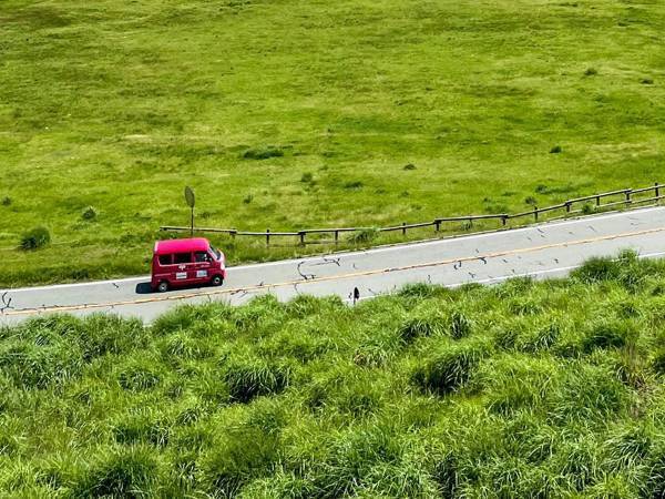 ありがとうございます…！　郵便局の車が走行していた場所に「まさか」