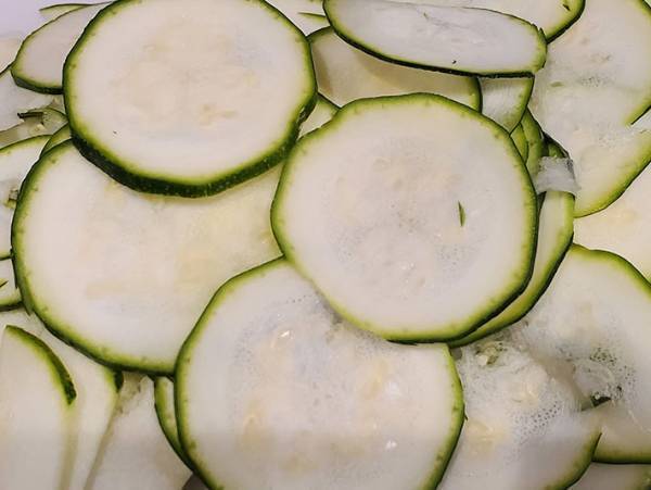 薄く切って、味付けするだけ！　ズッキーニの簡単レシピがこちら