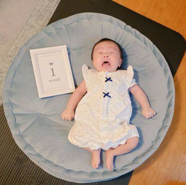 記念にと、生後１か月の娘を撮ろうとした出来事に「声を出して笑った！」