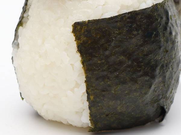 「食べるのに勇気がいる」と話題のおにぎり　その見た目は？　「最強」「手出しできない」