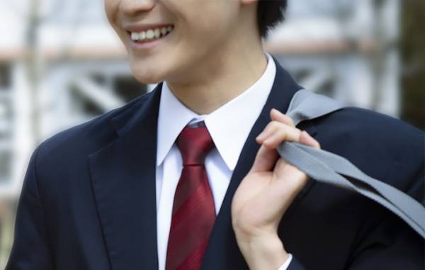 ４人席に座っていた親子　後から来た高校生たちに席を譲ると？