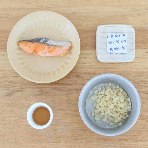 ３００種類以上あるレシピの中でも、おすすめな１品　シャケを使った簡単なおにぎりがこちら！