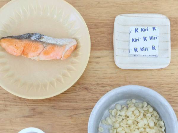 ３００種類以上あるレシピの中でも、おすすめな１品　シャケを使った簡単なおにぎりがこちら！