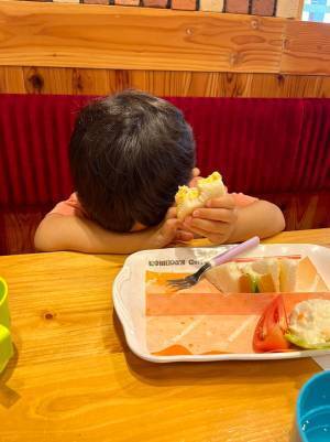 コメダ珈琲のプレートを注文した長男　楽しく食べていると思いきや？