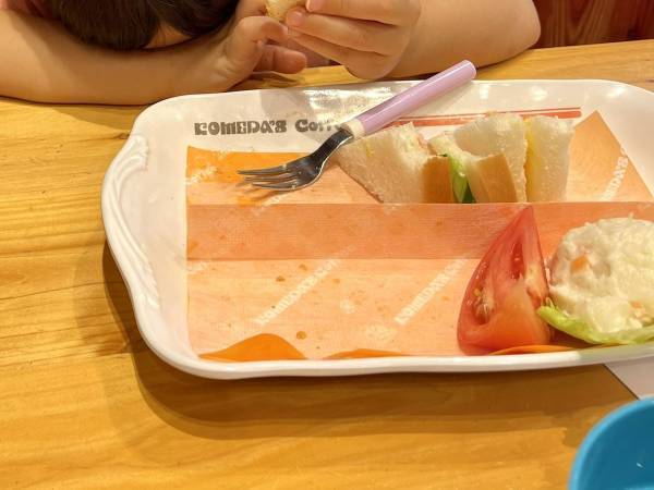 コメダ珈琲のプレートを注文した長男　楽しく食べていると思いきや？