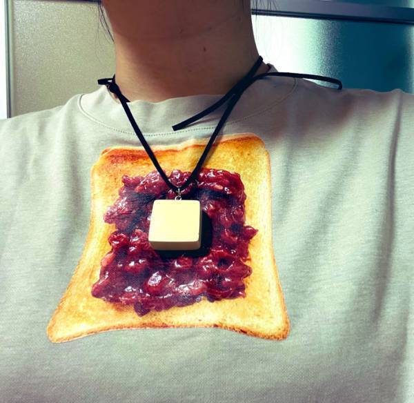 「歩く飯テロ」「目を疑いました」　Ｔシャツとネックレスに１５万人が『いいね』