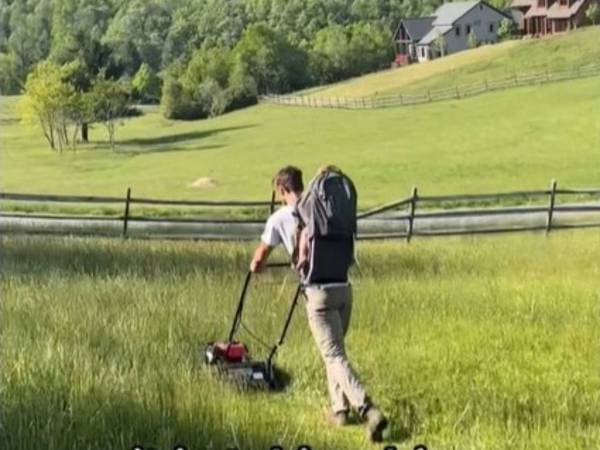 小さな芝刈り機で奮闘する夫　続く展開に妻が大感激　「感動して泣いた」