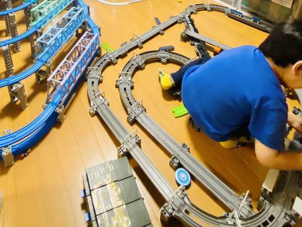 プラレールに熱中する息子　背後にある『作品』に「将来有望」「レベルが違った」