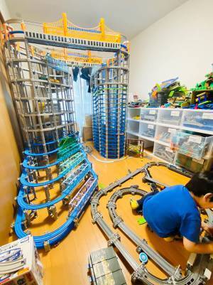 プラレールに熱中する息子　背後にある『作品』に「将来有望」「レベルが違った」