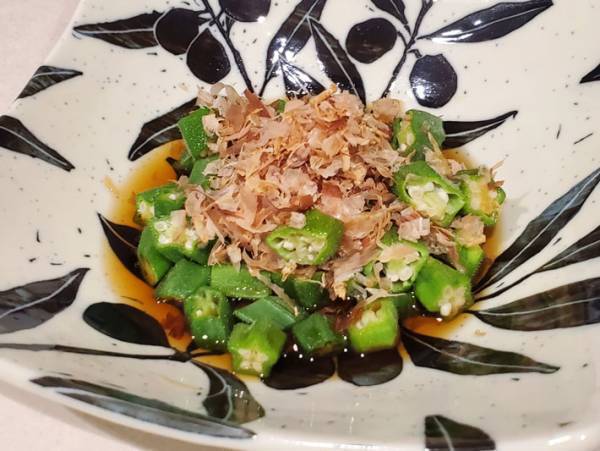 「オクラはゆでないで！」　スーパーの店員がすすめる『調理法』は？　「知らなかった」「今までなんだったんだ」